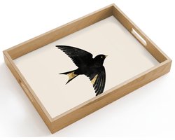 Dienblad hout 40x30 cm - Schootdienblad - Zwarte zwaluw - Gouden accenten - Lichte achtergrond - Borrelplank rechthoek - Plateau dienbladen