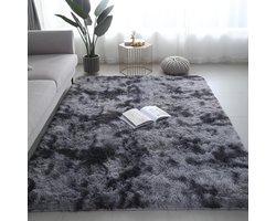 Dit extra zachte, donzige vloerkleed van 1,5 x 2,3 meter is geschikt voor slaapkamers en woonkamers, ideaal voor studentenkamers, kinderkamers en andere binnenruimtes. Verkrijgbaar in zwart en grijs.