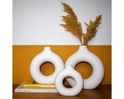 Donut Vaas - Keramiek Vaas - Stijlvolle Bloemenvaas - Ronde Vaas - Scandinavische Woondecoratie - Landelijk & Modern - Vazen voor Droogbloemen en Pampas - Uniek Design - Wit - Groot - L - 24x23x6.5 cm