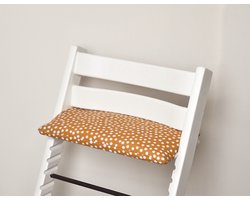 Dots okergeel zitkussen voor de stokke tripp trapp kinderstoel- oker-stippen-gecoat-liefleukenhip