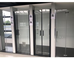 Douchedeur Rosa Nisdeur - 80x200 Pendeldeur 8mm - Helder Glas - Antikalk - Mat Zwart