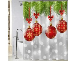 Douchegordijn met groene dennentakken en rode strikken kerstballen in rood met gouden sneeuwvlokken tegen grijze hemel met effectief vervaagde sneeuwval op de achtergrond