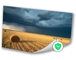 Dreigende lucht boven tarweveld - Landschap poster - Wanddecoratie strobalen - Realistische kunst - Wanddecoratie industrieel - Decoratie muur - poster 90x60 cm