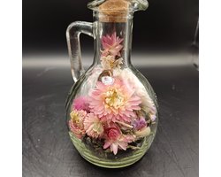 Droogbloemen in een glazen karafje | decoratie | vaas | droogbloemen in fles | boeket | bloemstuk | interieur | bloemen in glas | fleurig | cadeau | droogbloemen | woondecoratie |