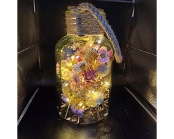 Droogbloemen in grote glazen vaas met kurk en stoer touw incl. lampjes door de bloemen heen verwerkt | boeket | bloemstuk | fles met kurk | bloemen in glas | fleurig | cadeau | gezellig | droogbloemen | decoratie | woondecoratie | droogboeket