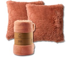 Dutch Decor - VOORDEELSET - 3-delig - Fluffy & Owen - 2 sierkussens 45x45 cm - 1 plaid 130x160 cm - roze