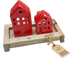 Dutch Mood waxinelichthouders met rode keramiek huisjes, op houten tray. Waxinelicht houder 44 cm.