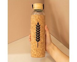 Dutchers® Glazen Waterfles met Kurken Beschermhoes – 750ml – Herbruikbare Drinkfles met Bamboe Deksel & Stalen Handvat – Gezond Drinken - Beker - Bidon - Sportfles - Schoolbeker - Anti-Slip & Krasbestendig – Olijftak Design