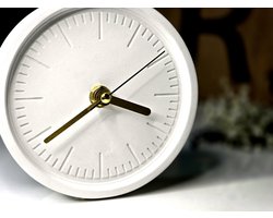 ECHO - Minimalistische betonnen tafelklok - Wit - Ronde vorm - handgemaakt
