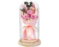 Een geconserveerd bloemencadeau voor haar, een boeket met geconserveerde rozen in een glazen stolp, een boeket met geconserveerde en verse bloemen, een cadeau voor Moederdag of een cadeau voor je moeder, vrouw of oma: echte roze rozen.