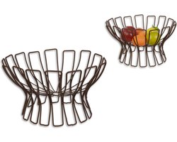 een ijzeren fruitschaal bruin