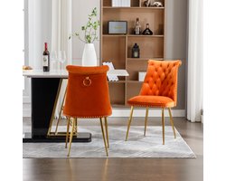 Een set van twee zeer zachte fluwelen stoelen, met een licht gestoffeerde rug en goudkleurige metalen poten. Moderne en opvallende stoelen worden gebruikt in woon- en eetkamers