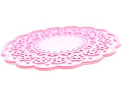 Een vierdelige set ronde, semi-transparante roze siliconen onderzetters met een uitgehold kantpatroon. Ze zijn antislip, warmte-isolerend, herbruikbaar en beschermen houten en glazen tafelbladen.