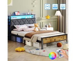 Eenpersoonsbed 90x200 cm - Heavy Duty Metalen Bedframe - Jongerenbed - Jeugdbed - Met LED Verlichting - Stopcontacten - USB Poorten - Type C - Hoofdbord met Opbergruimte - Donkergrijs Linnen