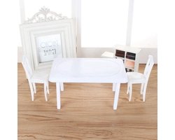 Eenvoudige en duurzame tafel met stoelen voor poppen, ideaal voor poppendiners en feestdagen
