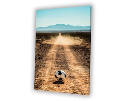 Eenzaam zandpad met voetbal - Voetbal schilderij - Canvas schilderij bal - Realistische kunst - Decoratie voor thuis - Slaapkamer decoratie - canvas 30x45 cm