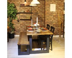 Eetttafel met metalen poten en massief hout
