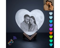 Eigen Foto Maanlamp 3D Hartvormig met Tekst - 13cm - 16 Kleuren met afstandsbediening - Inclusief houten standaard - Valentijn cadeau - Maanlamp - Gepersonaliseerde Cadeau - Rouw Geschenk - Aandenken - Moonlight - Moederdag - Vaderdag - Tafellamp