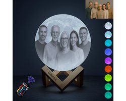 Eigen Foto Maanlamp 3D + Tekst - 13cm - 16 Kleuren met afstandsbediening - Inclusief houten standaard - Maanlamp - Gepersonaliseerde Cadeau - Geschenk - Aandenken - Moonlight - Moederdag - Vaderdag