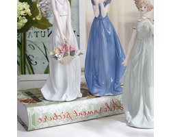 Elegante keramische meisjesfiguur - Porseleinen sculptuur als tafelornament en taarttopper voor huis, bruiloft en kamerdecoratie (bloemenmand)