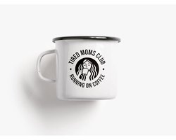 Emaille Mok | Tired Moms | Koffie | Thee | Beker | Servies | Woonaccessoires | Woon | Accessoires | Woonaccessoire | Accessoire | Kerstmis | Kerst | Feest | Decoratief | Decoratie | Deco | Sfeer| Interieur | Inrichting | Woonkamer | Wonen | Sfeervol