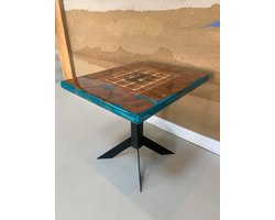 Epoxy bijzettafel; Turquoise epoxy met appelbomenhout en zwart stalen frame