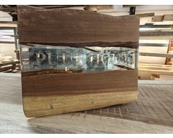 Epoxy tafel boomstam tafelblad - Riviertafel salontafel / bijzettafel - Iroko hout - 44,5 x 38,5 cm - Transparant smoke epoxy met tekst ‘Puur hout’ boomstamtafel
