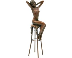 Erotisch bronzen beeld vrouw op kruk – kunstzinnige erotische sculptuur 'Awakening' van brons – decoratieve sensuele figuratie voor interieur en collectie