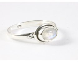 Fijne bewerkte zilveren ring met regenboog maansteen - maat 20