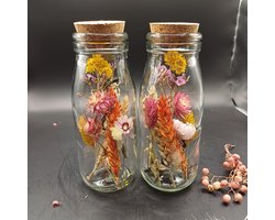 Fleurige droogbloemen in 2 flesjes met een kurk - pot met droogbloemen - vaas - droogbloemen - droogbloemen in fles - boeket - interieur - bloemen in glas - fleurig - cadeau - vaasje - bloemstuk | kleurig | vintage | woondecoratie | decoratie