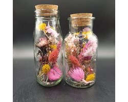 Fleurige droogbloemen in 2 verschillende flesjes met een kurk | fles | cadeau | interieur | droogbloemen | decoratie | vaas | droogbloemen in fles | boeket | bloemstuk | fleurig | kleurrijk | woondecoratie | kleurig