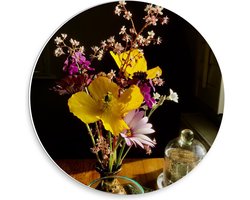 Forex Wandcirkel - Paars/Geel Bloemboeket op Salontafel - 30x30cm Foto op Wandcirkel (met ophangsysteem)