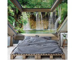 Fotobehang - Vlies Behang - 3D Uitzicht op de Watervallen en de Bergen vanuit het Dakraam - 152,5 x 104 cm