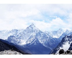 Fotobehang - Vlies Behang - Besneeuwde Bergen - Bergtoppen - Berglandschap - 208 x 146 cm