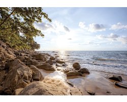 Fotobehang - Vlies Behang - Stenen op het Strand en de Zee in de Zon - 208 x 146 cm