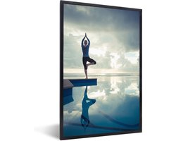 Fotolijst incl. Poster - Een vrouw beoefend yoga in de buurt van een zwembad - 40x60 cm - Posterlijst