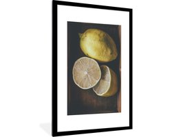 Fotolijst incl. Poster - Ouderwetse citroenen met donkere tinten in een houten kist - 60x90 cm - Posterlijst