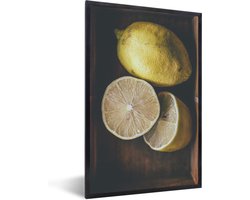 Fotolijst incl. Poster - Ouderwetse citroenen met donkere tinten in een houten kist - 60x90 cm - Posterlijst