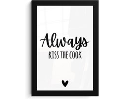 Fotolijst inclusief poster - Posterlijst 20x30 cm - Posters - Quote - 'Always kiss the cook' - Liefde - Zwart - Wit - Foto in lijst - Keuken decoratie muur - Wanddecoratie accessoires - Muurdecoratie - Schilderijen