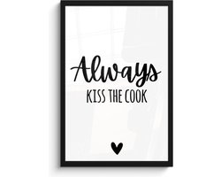 Fotolijst inclusief poster - Posterlijst 40x60 cm - Posters - Quote - 'Always kiss the cook' - Liefde - Zwart - Wit - Foto in lijst - Keuken decoratie muur - Wanddecoratie accessoires - Muurdecoratie - Schilderijen