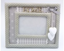 Fotolijstje, Fotolijst van kurk en stof met hangers in hartvorm van hout, opschrift Home (afmetingen: 23 x 19 cm, foto 12 x 8 cm)