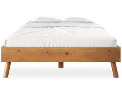 Futonbed Karri 140x200 gemaakt van massief grenen hout in eikenkleur. Stevig tweepersoonsbed met taps toelopende poten. Bed met stabiele constructie - Middenbalk met steunpoten - Hoofdafbeelding