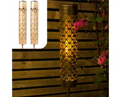 Gadgy Solar Tuinverlichting – 2x Staande Lampen met Bewegend Vlam Effect – Goud Metaal – LED Sfeerlampen op Zonne-energie – Voor Buiten – Weerbestendig – 98 cm Hoog - Grondspies