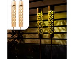 Gadgy Solar Tuinverlichting – 2x Staande Lampen met Bewegend Vlam Effect – Goud Metaal – LED Sfeerlampen op Zonne-energie – Voor Buiten – Weerbestendig – 61 cm Hoog - Grondspies