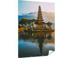 Gards Tuinposter Pura Tempel in Bali op het Meer Beratan - 120x160 cm - Tuindoek - Tuindecoratie - Wanddecoratie buiten - Tuinschilderij