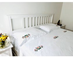 Geborduurd wit set (laken 210 x 280 cm + kussenslopen 50 x 70 cm) met waterlelies voor een tweepersoonsbed/Embroidered white set (sheet 210 x 280 cm + Pillowcases 50 x 70 cm) with water lilies for double bed