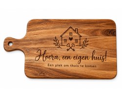Gegraveerde Borrelplank – Hoera, een eigen huis! – Houten Snijplank met Huisje en Sleutels – Housewarming Cadeau – Nieuwe Woning