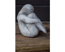 Geknielde vrouw, modern, betonnen beeld