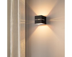Gemini nero oro by LUSENZ - Kubusvormige up and down wandlamp met matzwarte coating en oranje interieur