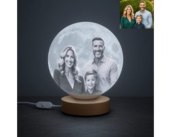 Gepersonaliseerd Cadeau - Eigen Foto Maanlamp 3D + Tekst - 13cm - 16 Kleuren met afstandsbediening en snoerschakelaar - Inclusief houten standaard - Tafellamp - Nachtlamp - Rouw Geschenk - Aandenken - Valentijn - Moederdag - Vaderdag
